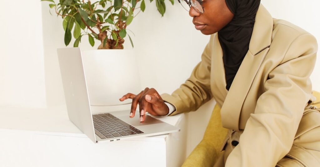 Schooを活用して成長する社会人のキャリアシナリオを象徴する画像