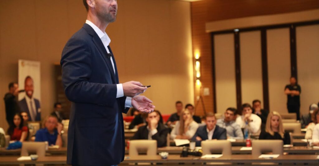 営業職のスキルアップを目指してSchooで学習する男性社会人