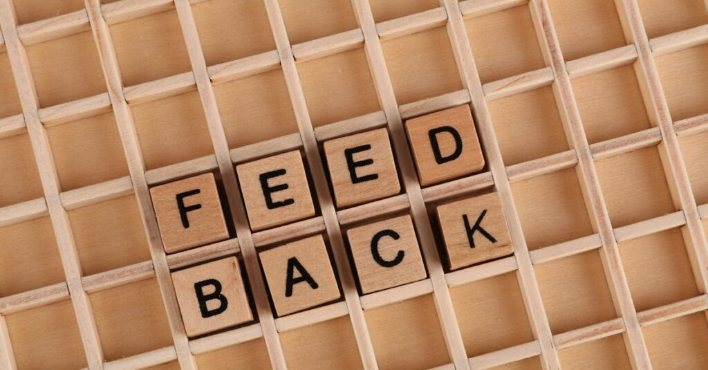 SHElikesの卒業生がフィードバックを書いている様子。実際の体験談を反映。