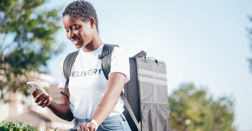 第二新卒で事務職に転職し、年収アップを実現した20代女性のイメージ