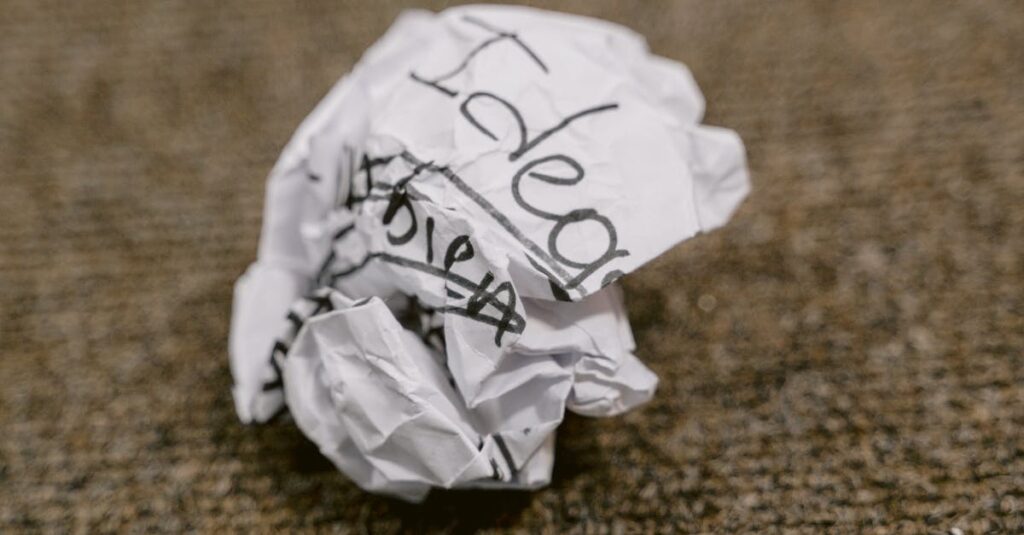 英語学習で挫折した人の悩みや不安を表すイメージ。疲れた表情で机に向かう姿。