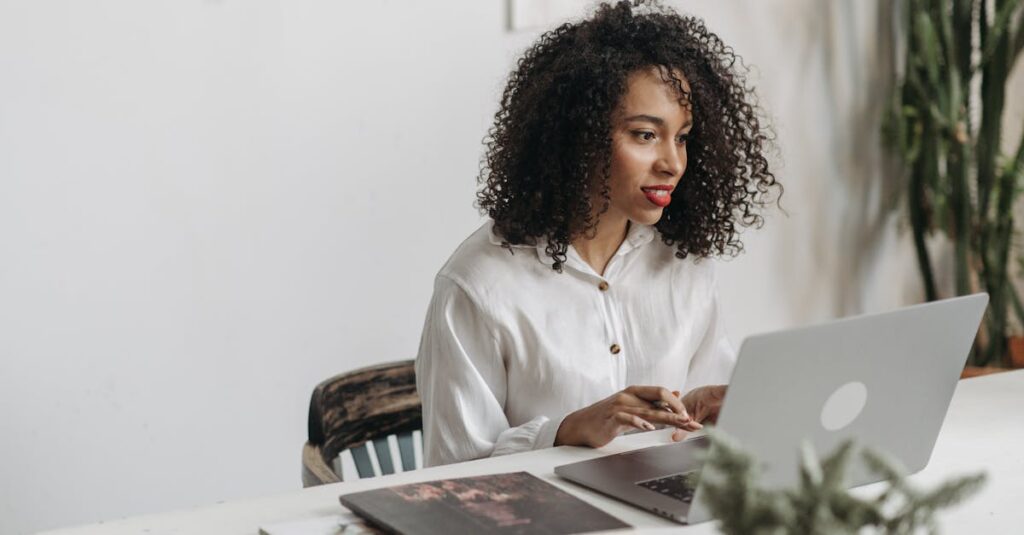 PocketOfficeの実際の利用者が満足している様子を表現するイメージ