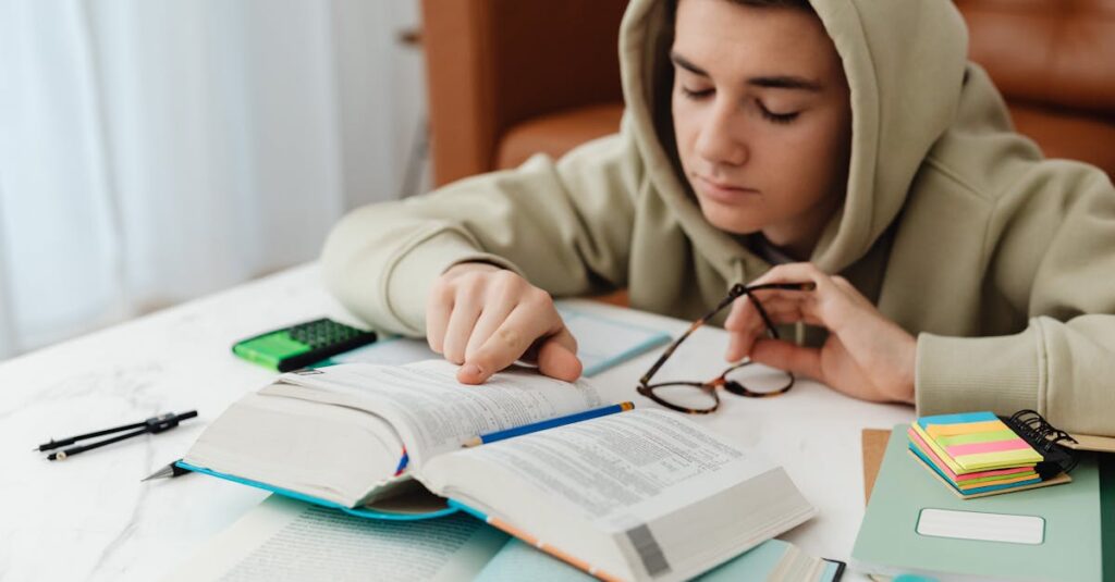 英語の自主学習に取り組む様子。集中して机に向かい、ノートを取っている人物の後ろ姿。