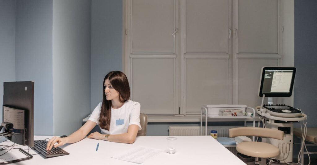 多様な働き方の中で自分専用の完全個室オフィスで集中するビジネスパーソンの様子