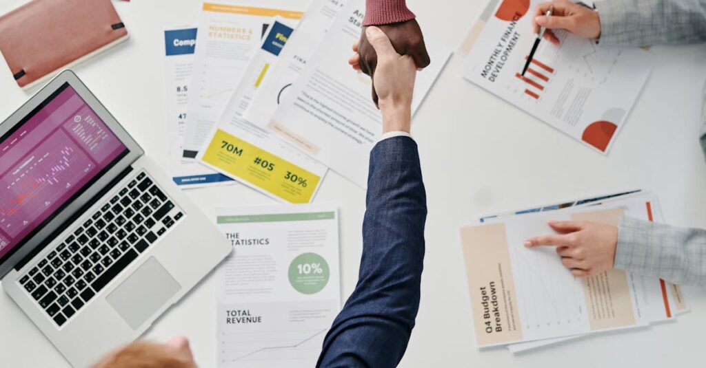 自分のスキルや経験を棚卸ししているクリエイターのイラスト