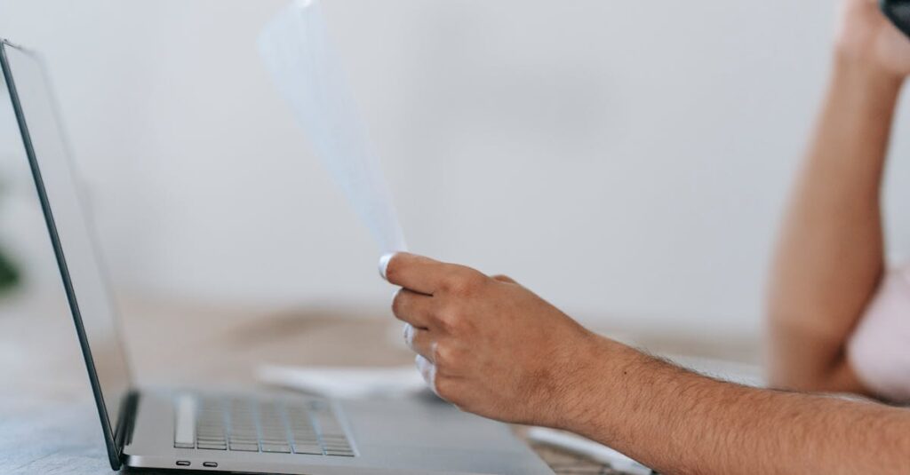 マイナビジョブ20'sのキャリアアドバイザーが20代の求職者に丁寧に説明している様子