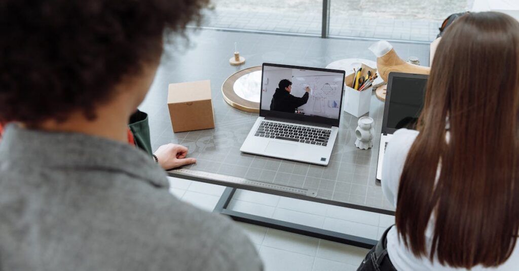 研修や教育制度が整った若手向け企業で働く20代の新入社員の様子