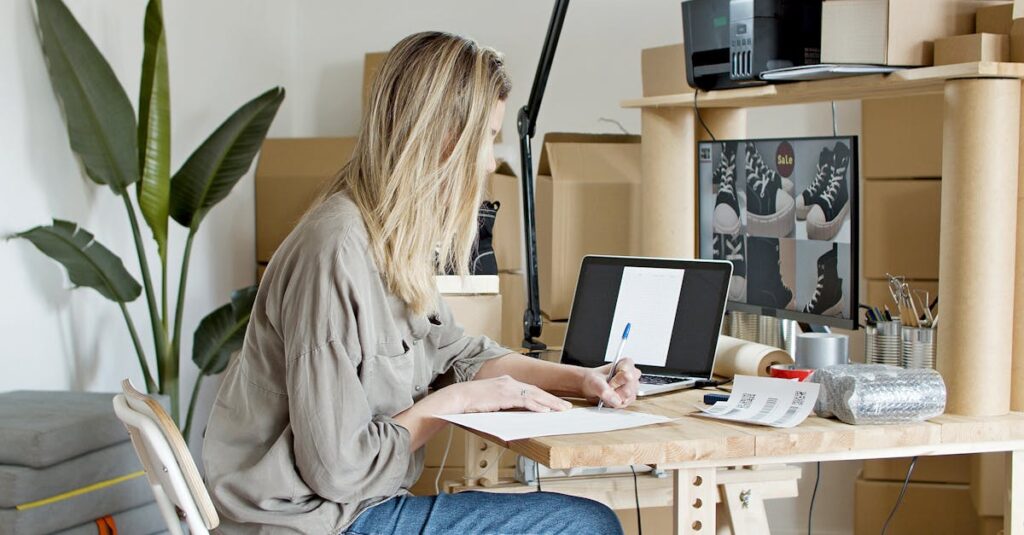 副業のために夜間スペースとしてレンタルオフィスを利用する会社員男性