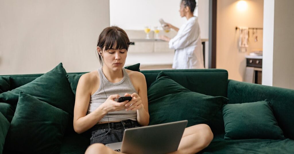 ライブ授業でリアルタイムに参加する視聴者と講師のインタラクション風景