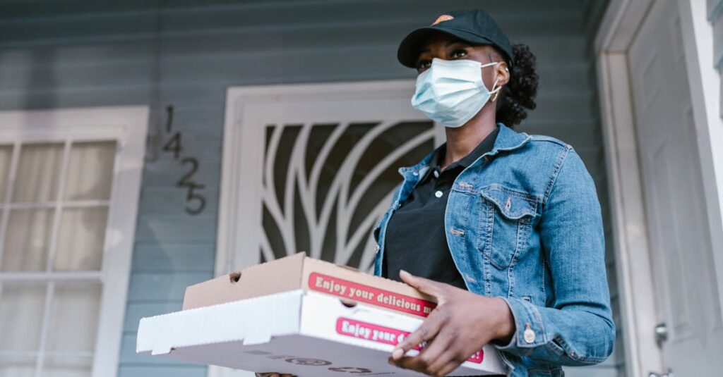 複数の転職サービスを比較しながら、マイナビクリエイターの強みを見出すシーン