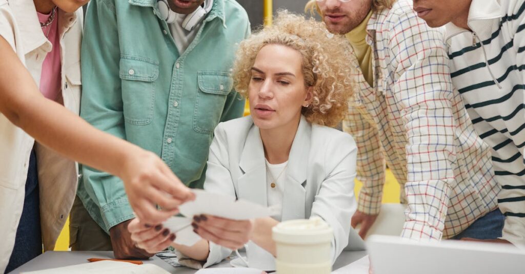若手が中心の職場で活発にコミュニケーションを取るチームのイメージ