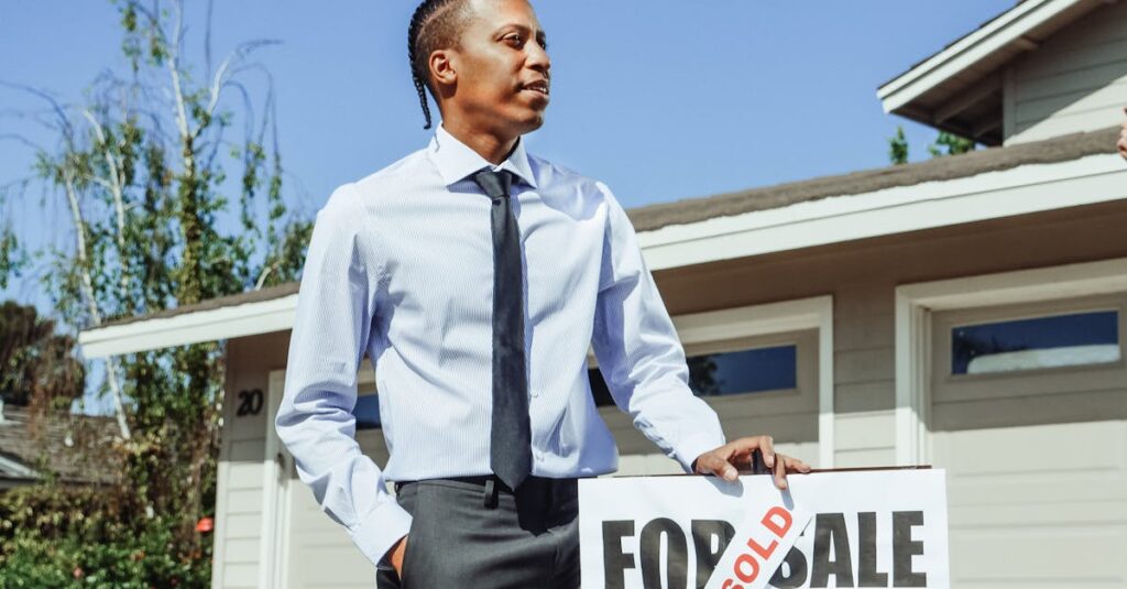 営業職からデジタルマーケターへ転身した成功事例。広告分析やSNS運用に取り組む姿が描かれている。