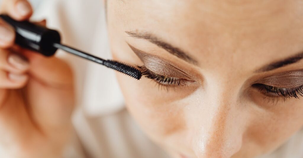 添削を受けて魅力的なポートフォリオを作り上げるクリエイターの姿