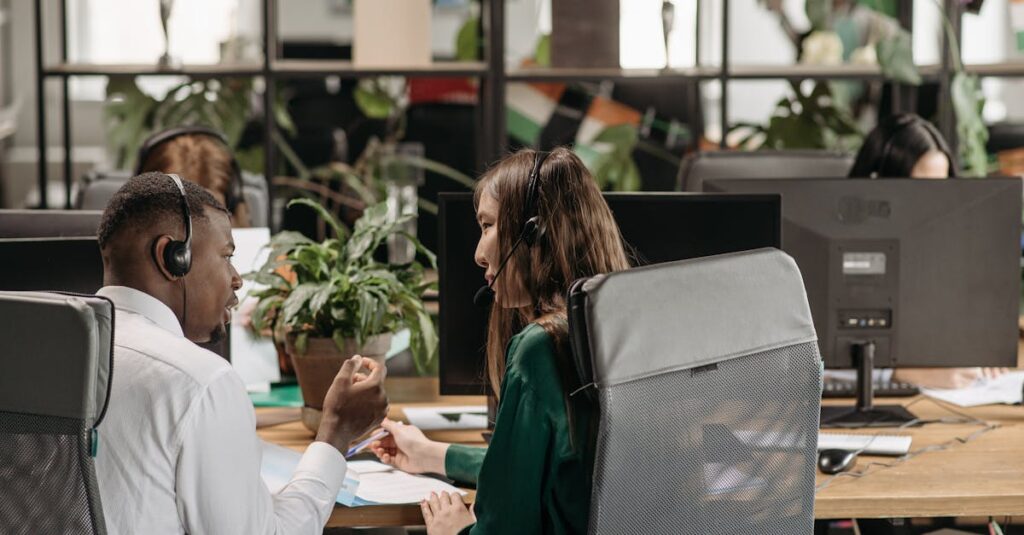 どんな人に向いているかを考える若者たちのイメージ