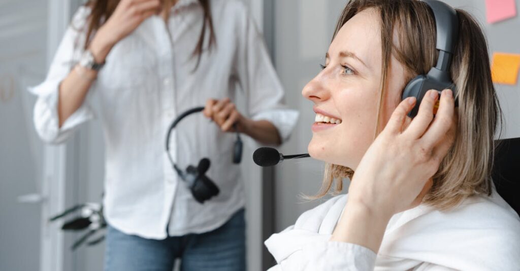 ENGLEADの受講満足度が非常に高いことを示す笑顔の利用者と満足度グラフのイメージ。