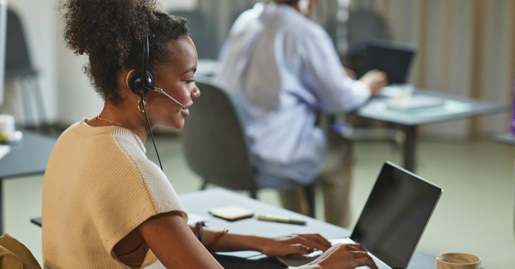 自宅でクライアントとやり取りをしながら働く女性。収入につながる実践の場面。