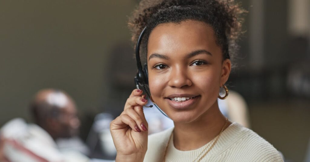 レンタルオフィスにWebや電話で問い合わせ・予約している様子