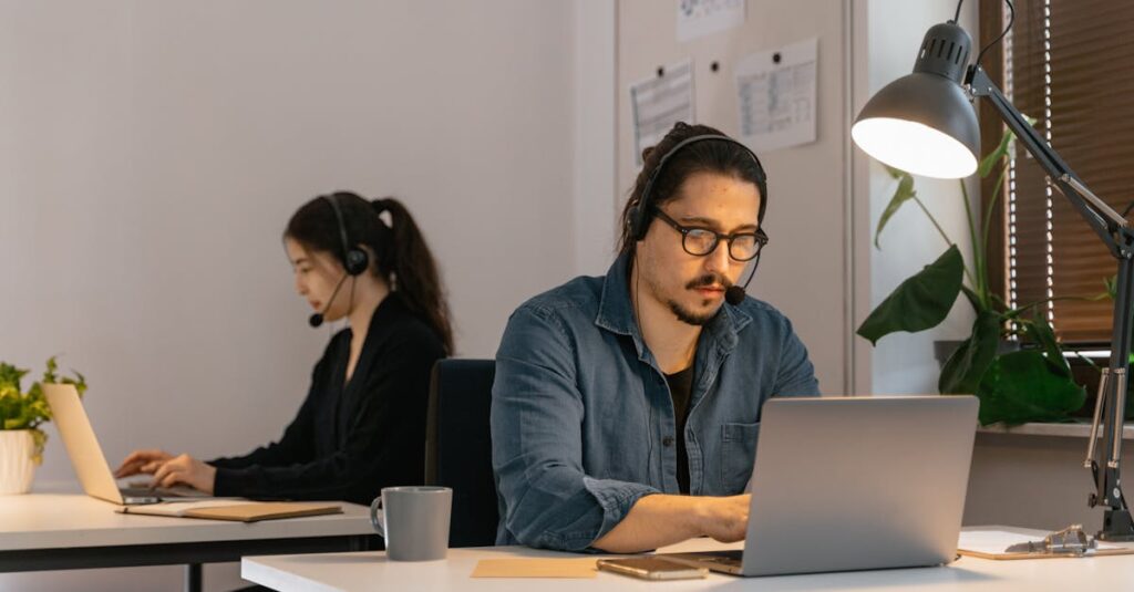 転職活動に取り組むクリエイターが安心して前進している様子