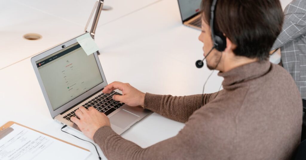 求人紹介と応募のステップを進める若者