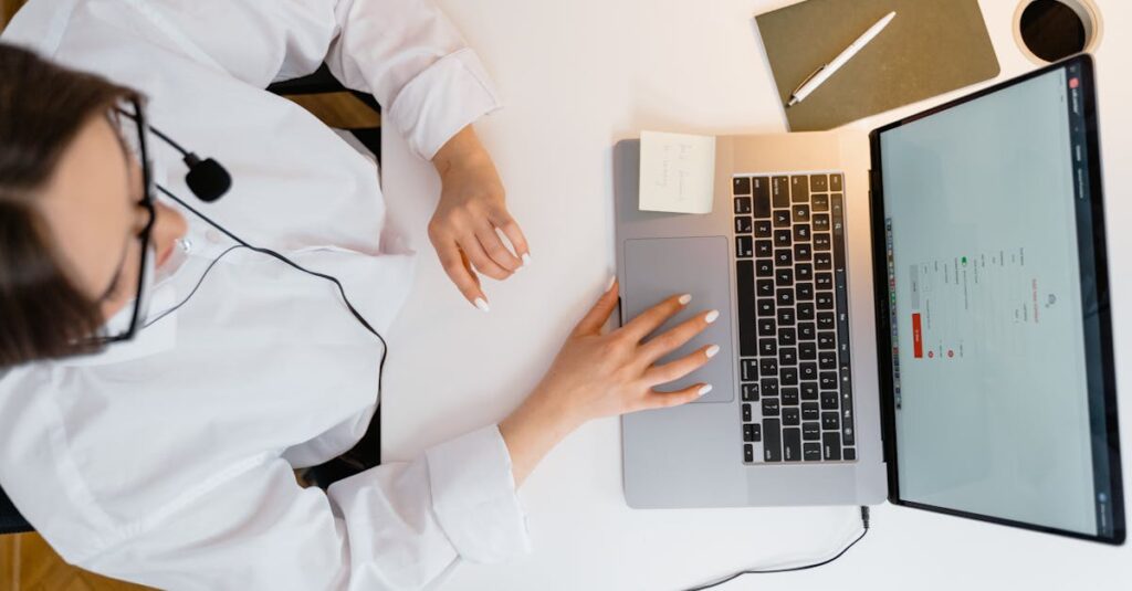 職歴が浅い若者に対して丁寧な転職サポートをしているキャリアアドバイザーの様子