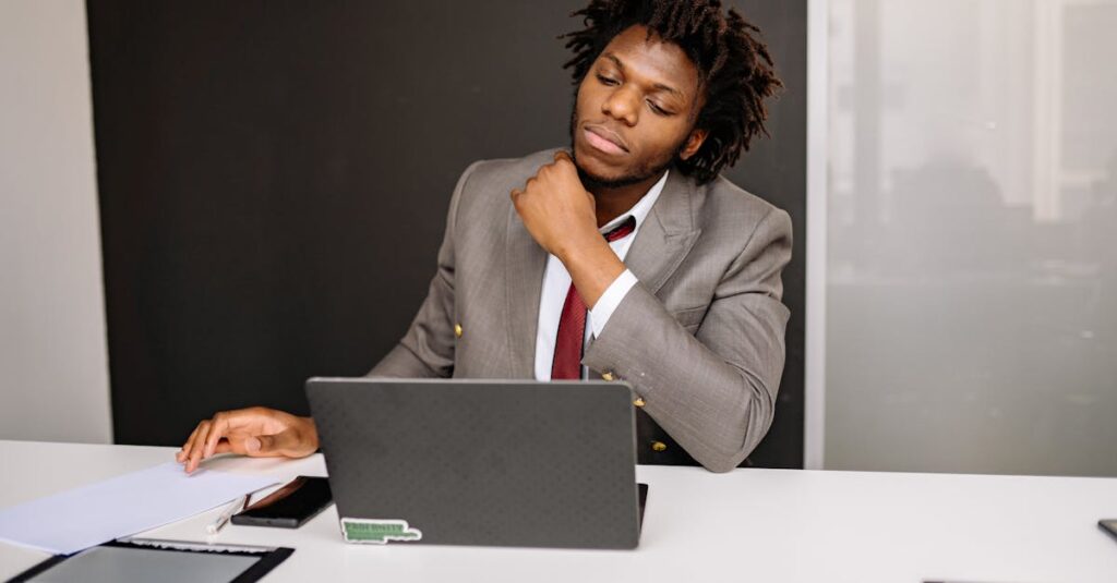 英語会議で即座に発言するビジネスパーソンの様子