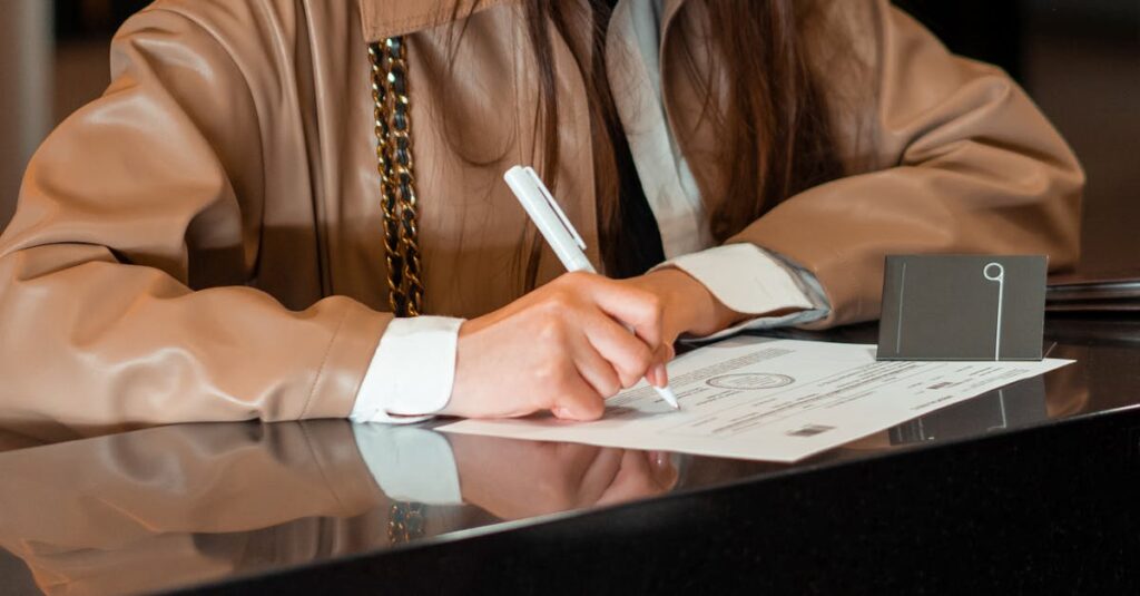 TOSSYで本人確認手続きが行える様子を表すKYC機能のビジュアル