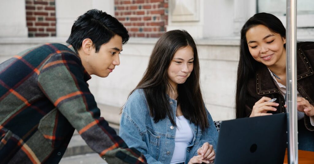 Fast campusで学び始める人のイメージ。未来へ向かって歩き出す希望に満ちた瞬間が描かれている。