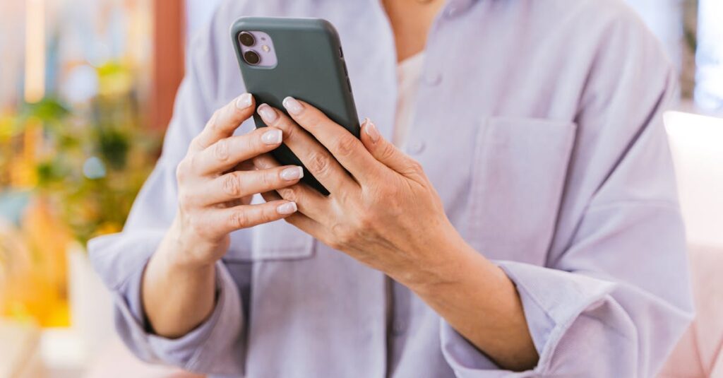 一人で集中して作業できる完全個室のオフィスブースで働く様子