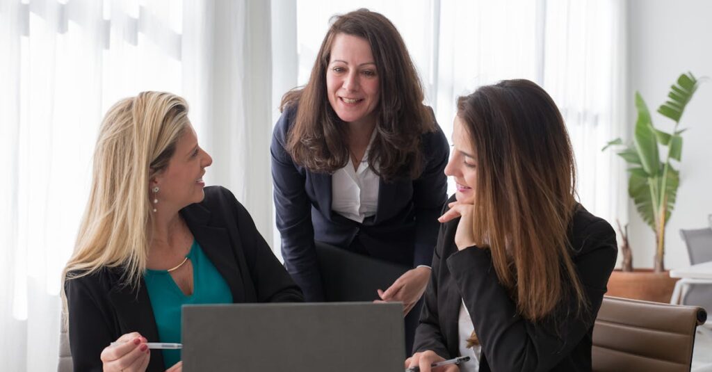 転職活動で年収以外の価値を見直すビジネスパーソンのイメージ