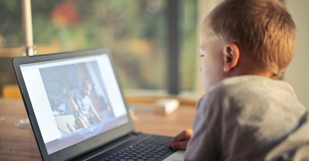 社会人が選ぶSchooの魅力を紹介するオンライン学習の様子