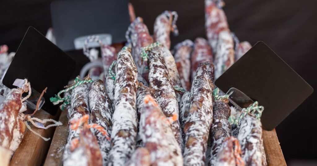 英語で自然に話せるようになった人のイメージ。スマホでシャドーイング中に発話する姿。