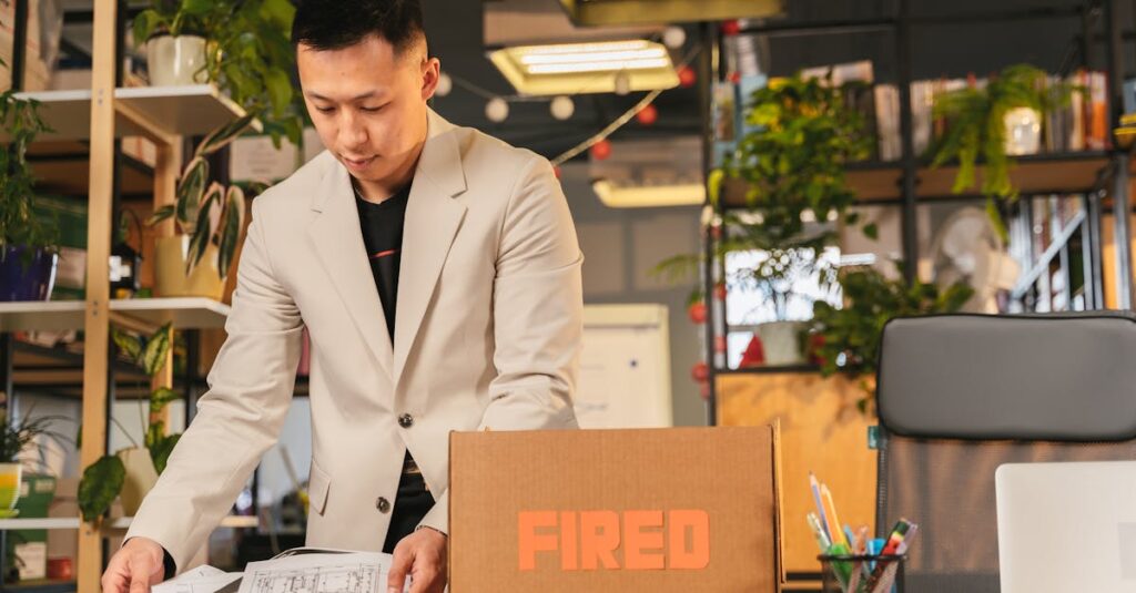 転職で後悔しないために必要な情報を考える男性