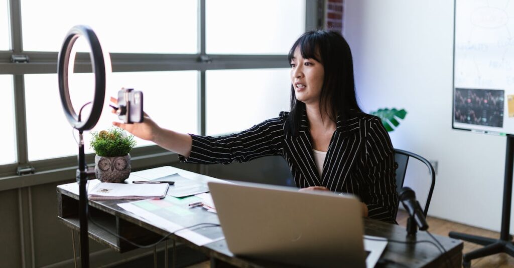 英語学習を今から始めようと決意する人の後ろ姿。前を向いて歩き出すイメージ。