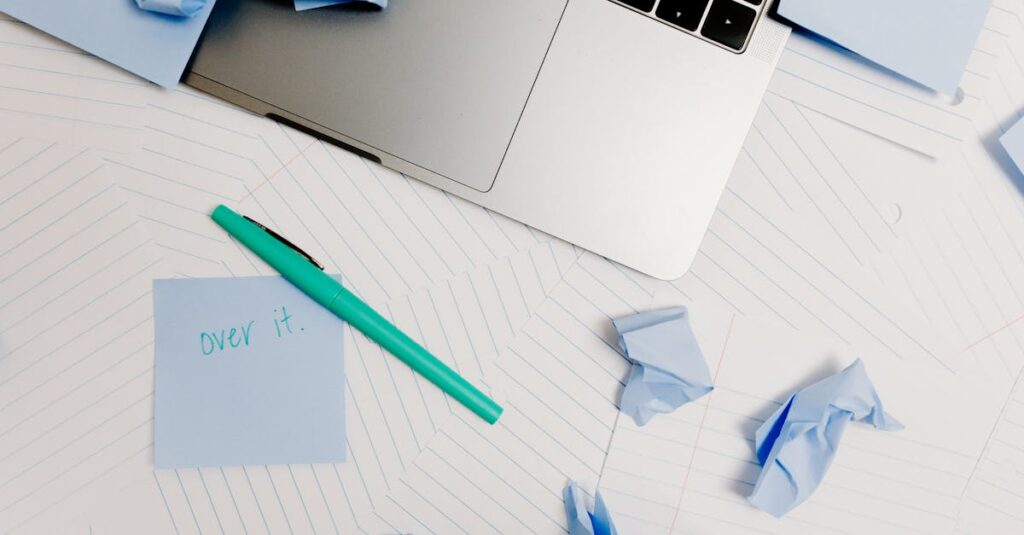 英語学習の習慣化に失敗して悩んでいる女性のイメージ画像。ノートとカレンダーを見つめる姿。