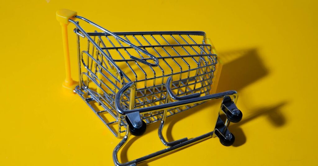 ネットショップとSNSが連携している様子とスマホ表示イメージ