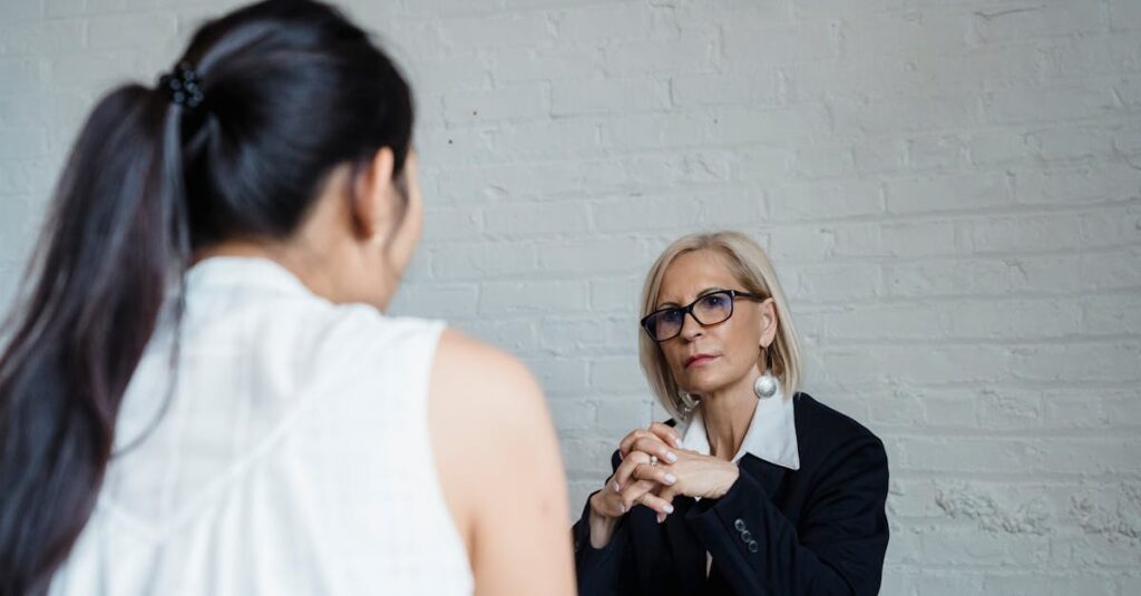 面接前にアドバイザーからアドバイスを受ける求職者