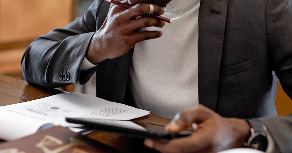 英語会議で即座に発言するビジネスパーソンの様子