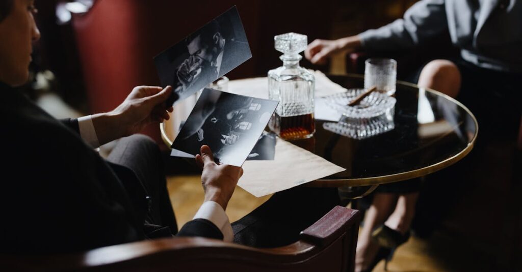 Web会議を安心して行える完全個室のオフィス空間で話すビジネスパーソン