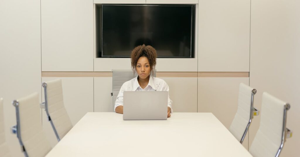 Web会議を安心して行える完全個室のオフィス空間で話すビジネスパーソン