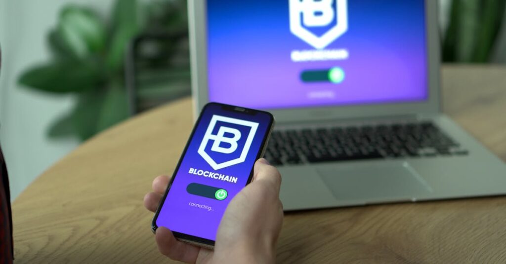 TOSSYが今後提供する法人向けの新機能や業界特化プランを示す未来予測イメージ