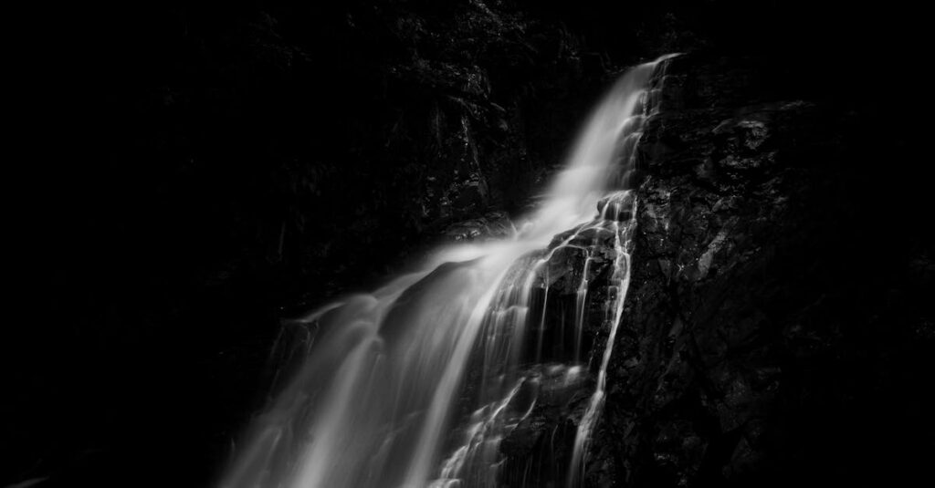 沖縄で自然に囲まれながら快適なレンタルオフィスで働くリモートワーカーの様子