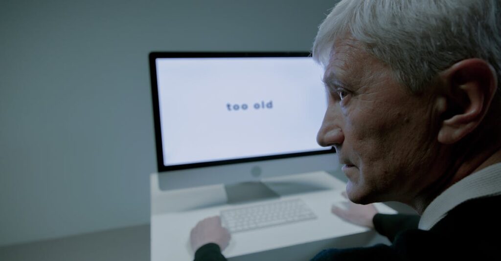 自分に合った転職先を見つけて笑顔で歩き出すクリエイター